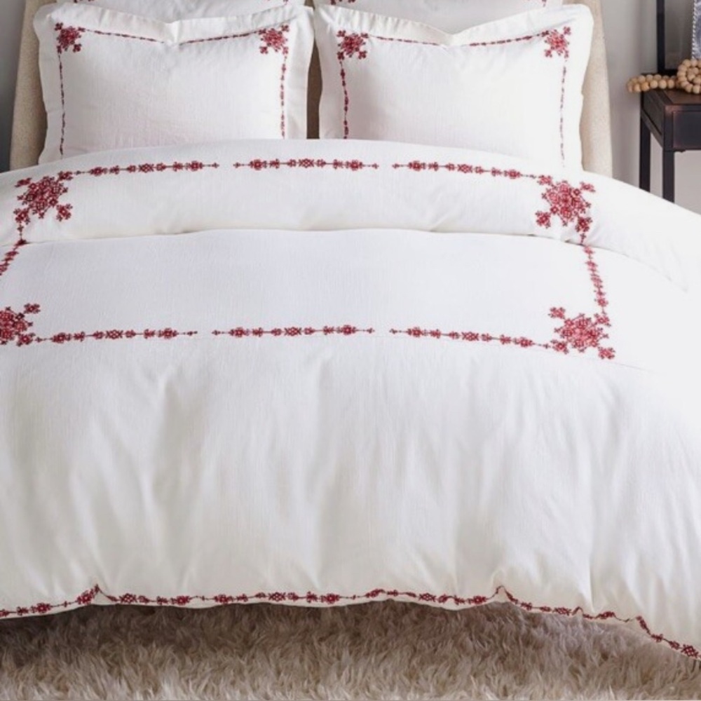Pottery Barn Tahoe Embroidered border and snowflakes Duvet Cover set Calif King